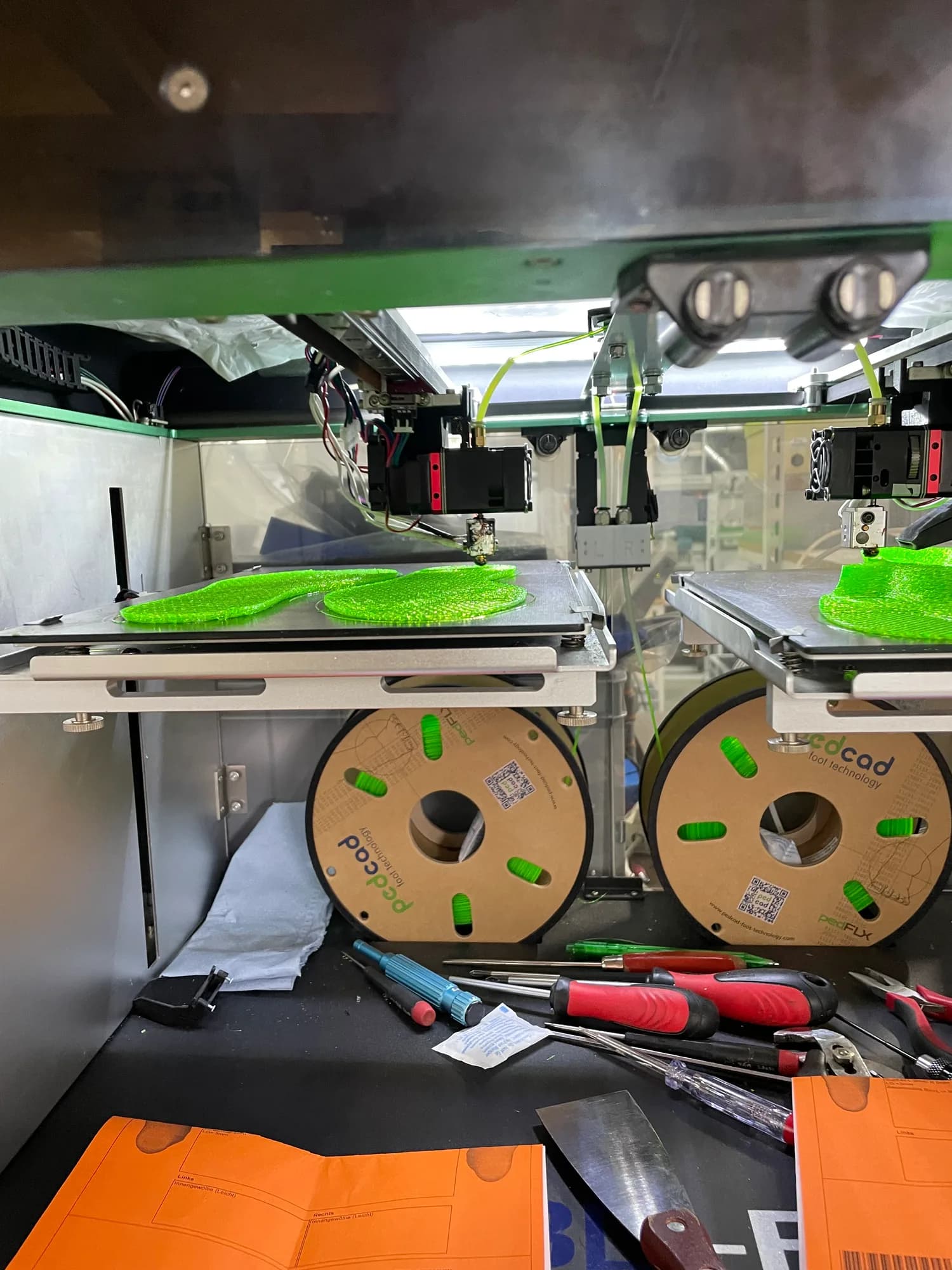 Einlagen entstehen im 3D-Drucker in der Werkstatt