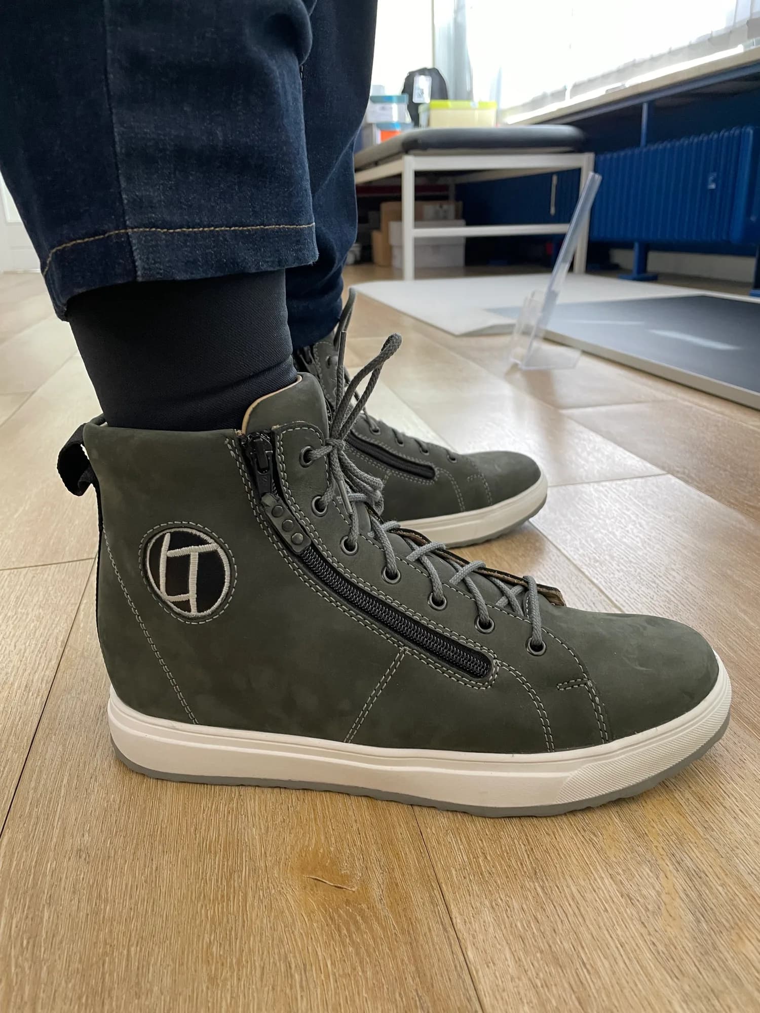 Grauer Maßschuh im Sneaker-Stil, getragen zur Jeans
