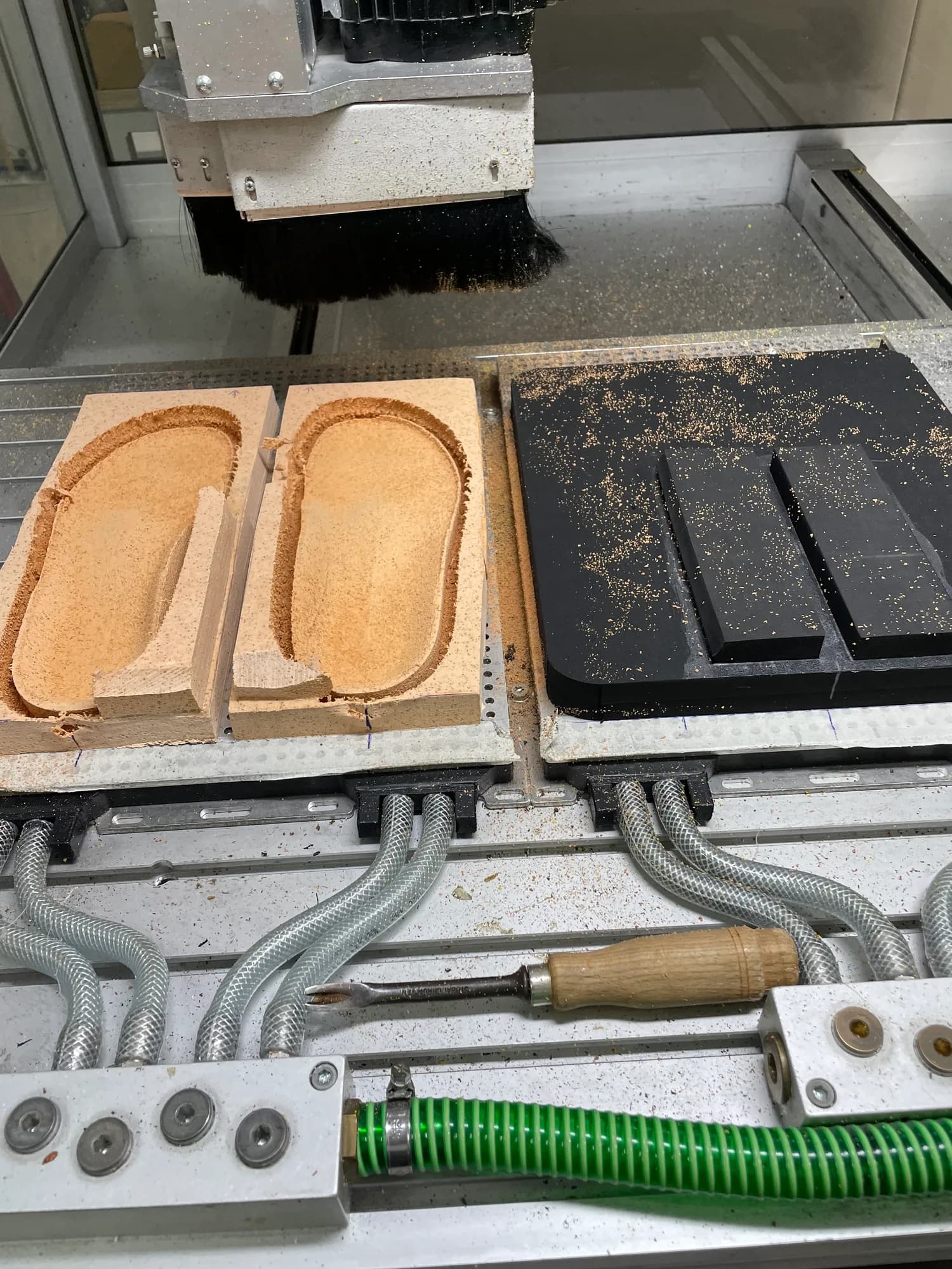 Gefräste Einlagen aus Kork in der CNC-Fräse
